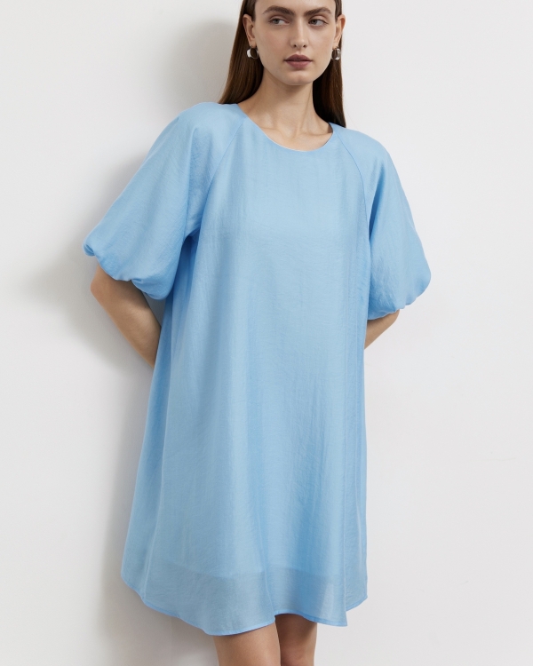 Легкие платья, льняные костюмы, цветочные топы и