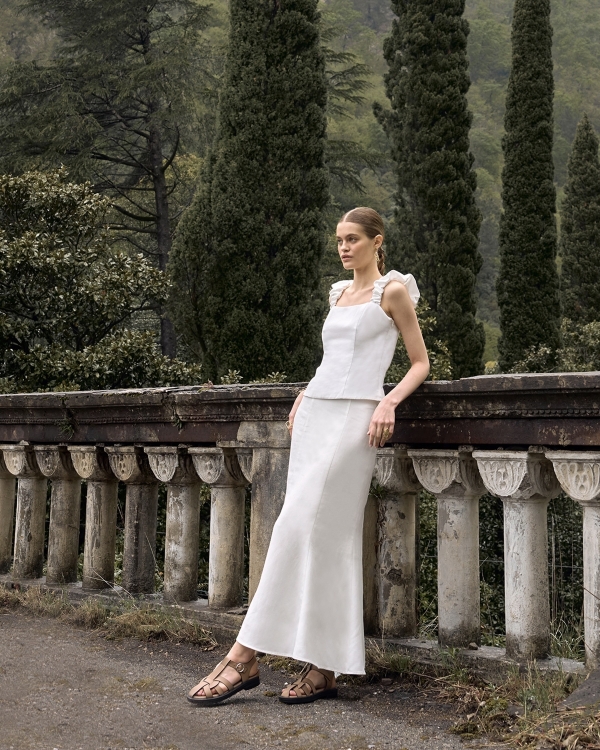 Легкие платья, льняные костюмы, цветочные топы и