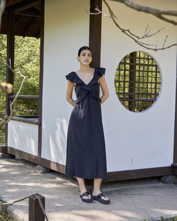 Легкие платья, льняные костюмы, цветочные топы и