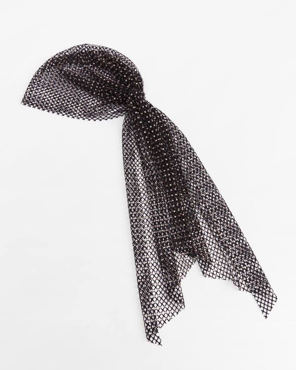 Акцент на головные уборы — еще одна