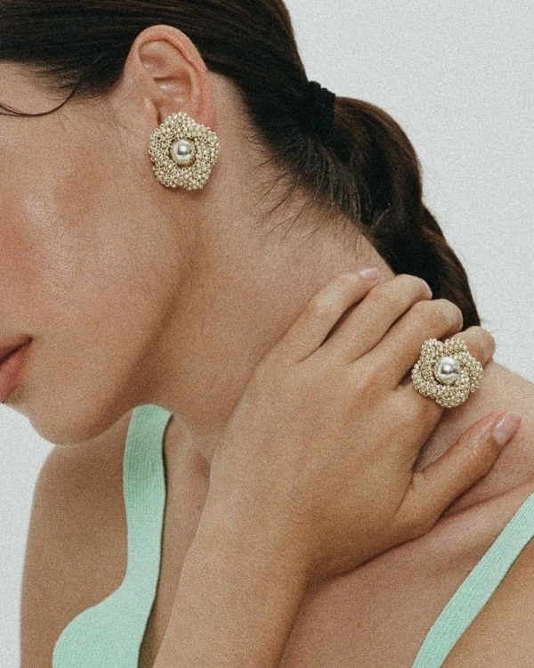 Цветочный дресс-код: 12 актуальных решений для гостей