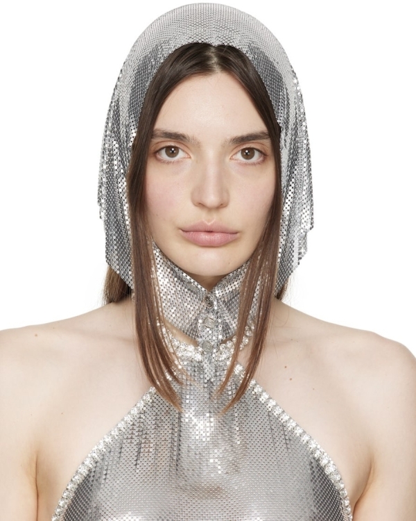 Акцент на головные уборы — еще одна