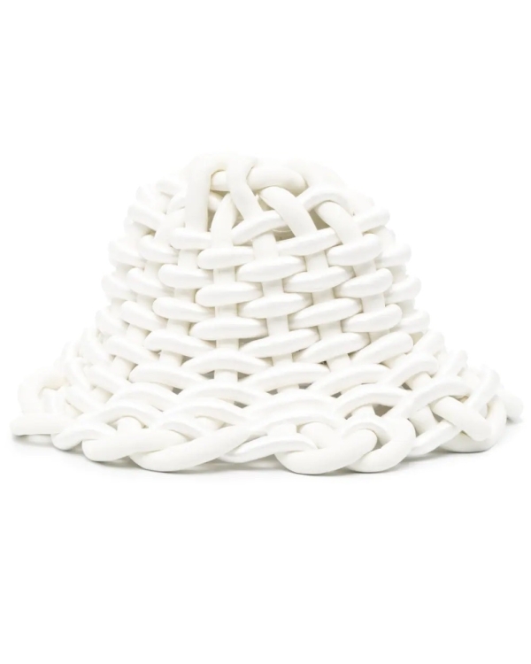 Акцент на головные уборы — еще одна