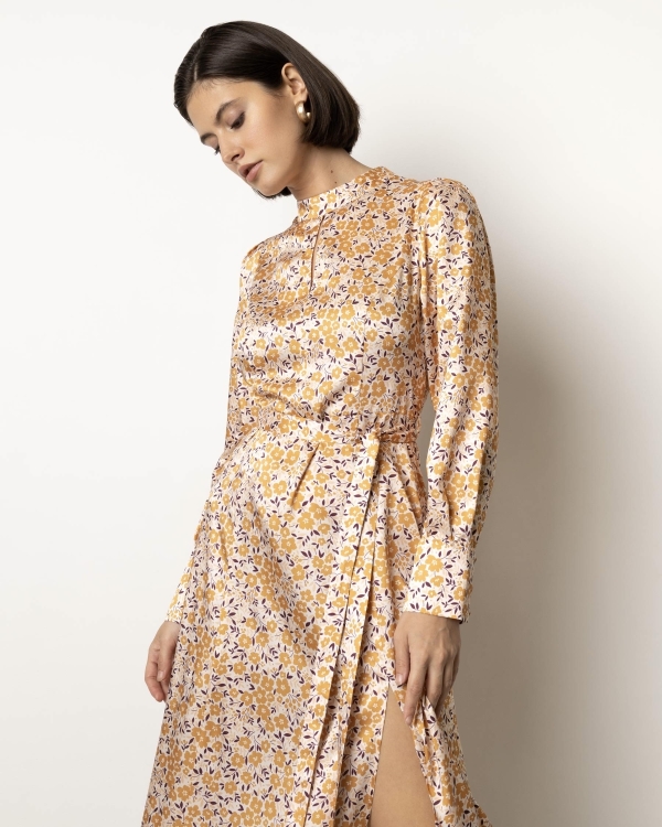 Легкие платья, льняные костюмы, цветочные топы и