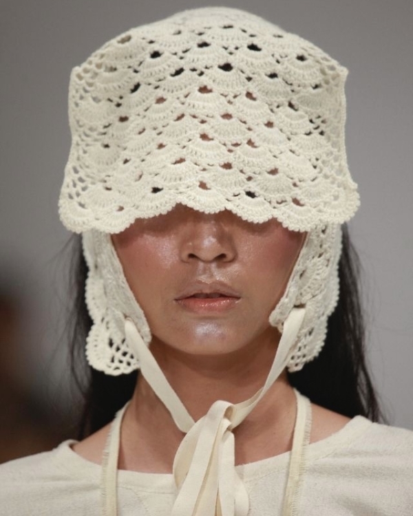 Акцент на головные уборы — еще одна