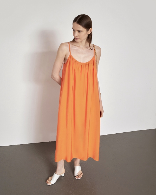 Легкие платья, льняные костюмы, цветочные топы и