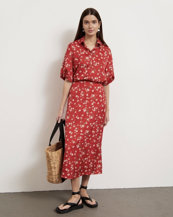 Легкие платья, льняные костюмы, цветочные топы и