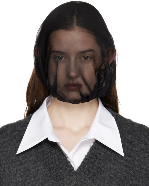 Акцент на головные уборы — еще одна