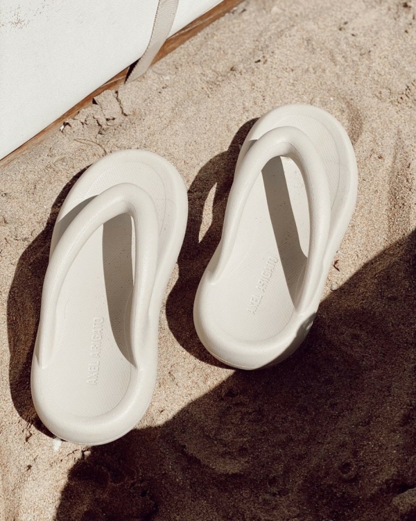 Модные вьетнамки для пляжа и города