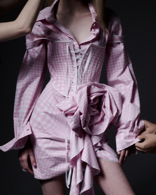 Цветочный дресс-код: 12 актуальных решений для гостей