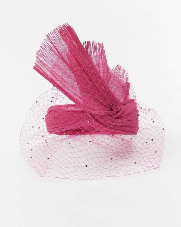 Акцент на головные уборы — еще одна