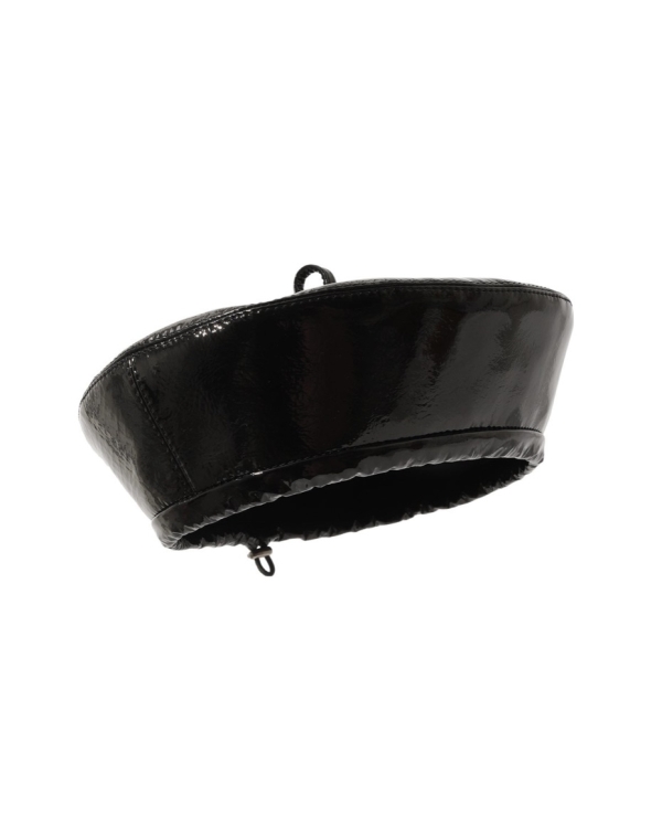 Акцент на головные уборы — еще одна