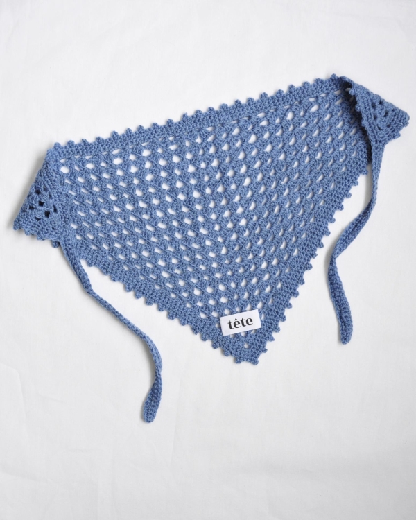 Акцент на головные уборы — еще одна