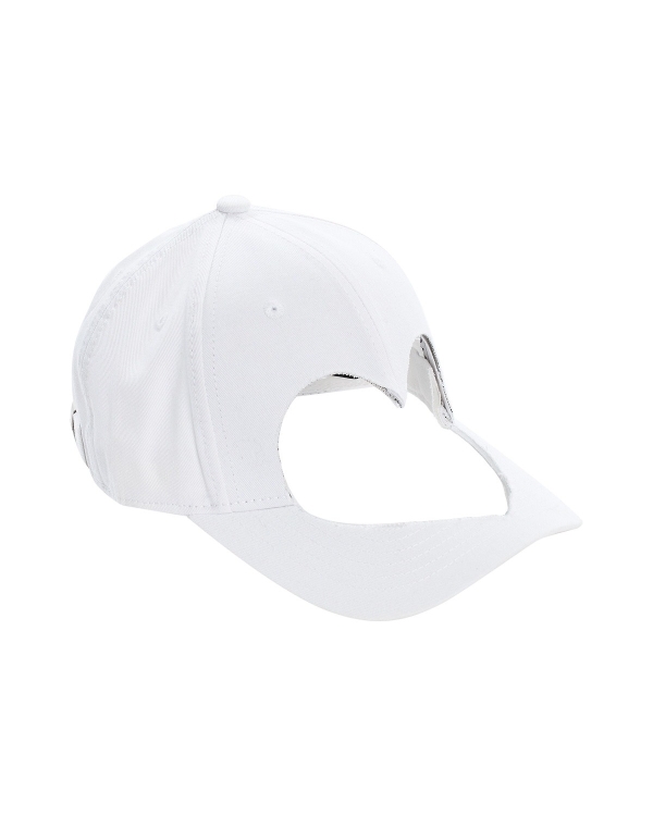 Акцент на головные уборы — еще одна