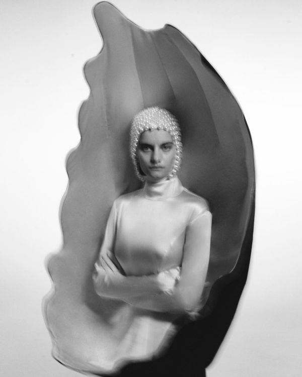 Акцент на головные уборы — еще одна