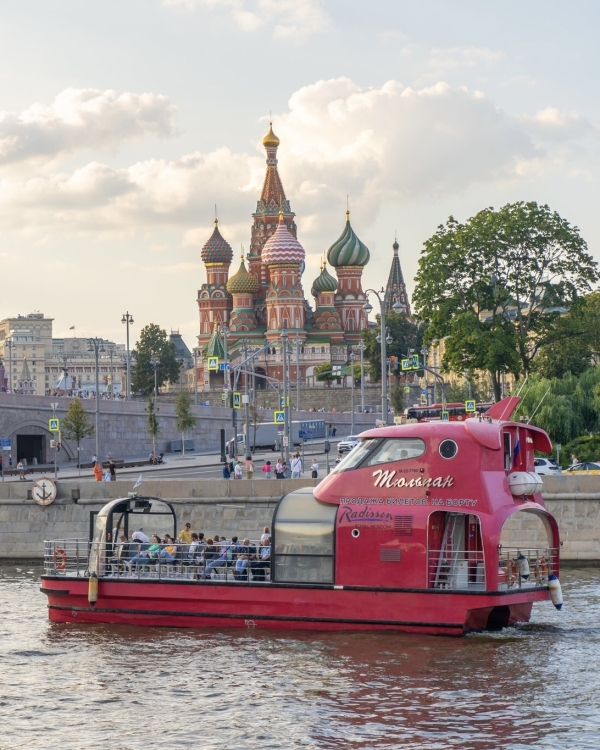 Кино на свежем воздухе в «Стрелке», окрошка