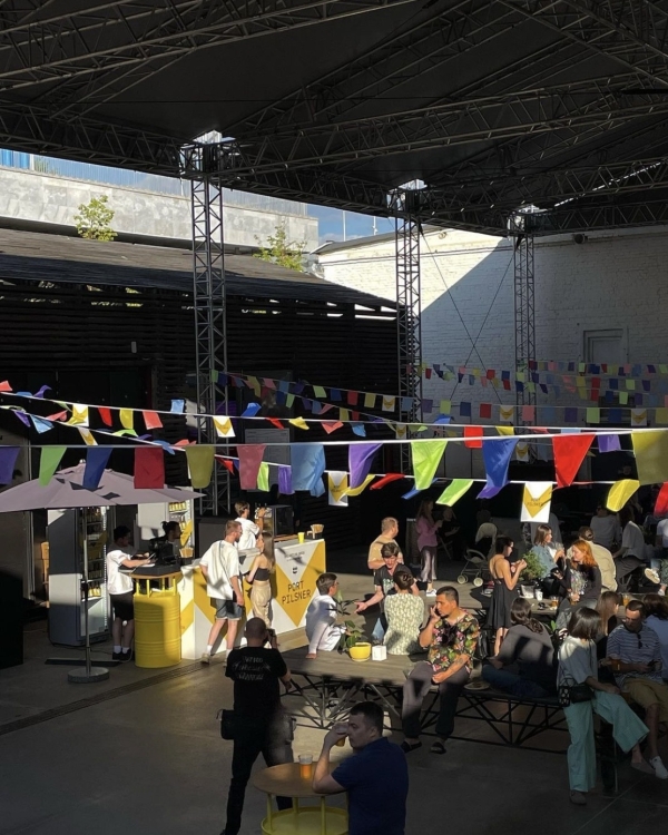 Кино на свежем воздухе в «Стрелке», окрошка