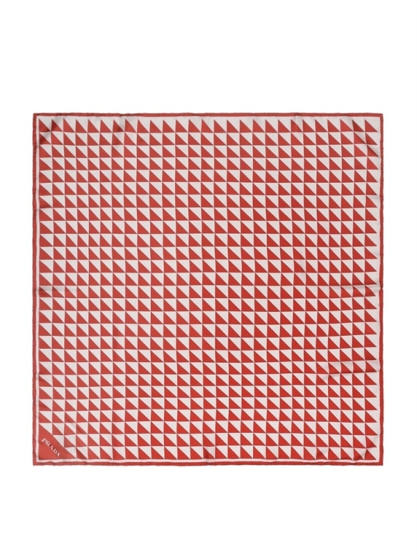 Одобрено бабушкой. Косынка поверх бейсболки — главный стайлинг