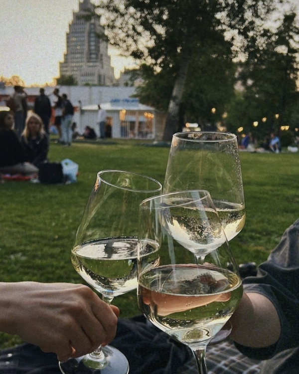 Кино на свежем воздухе в «Стрелке», окрошка