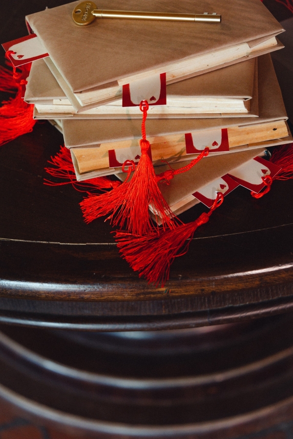 Красной нитью. Вдохновение древними поверьями и вечной