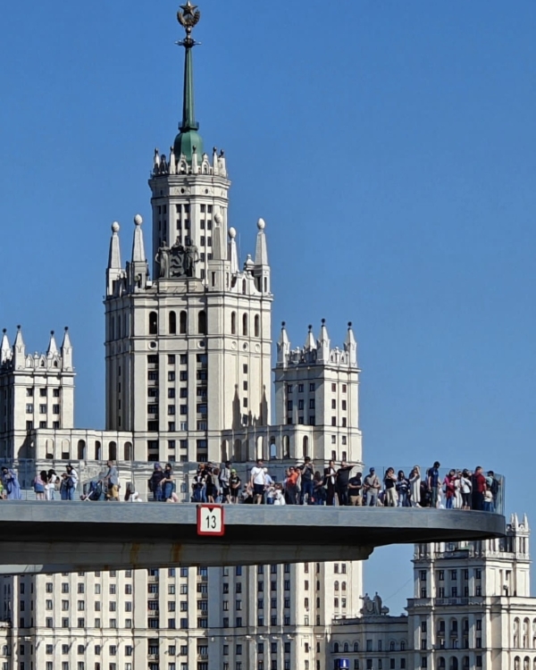 Кино на свежем воздухе в «Стрелке», окрошка