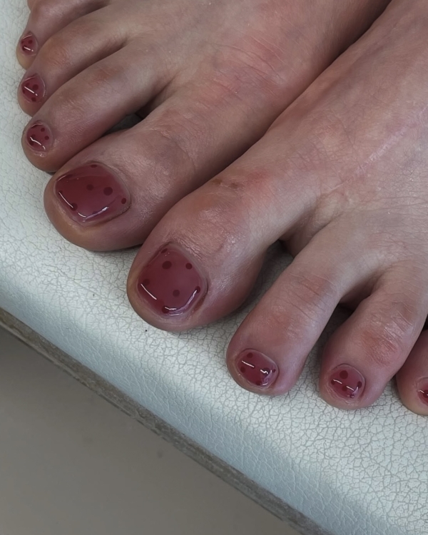 Летние тренды педикюра для невест — 2025