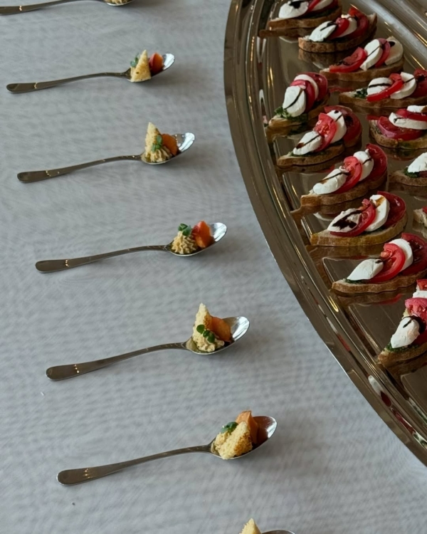 Башня из редиски, двухметровый торт и розы