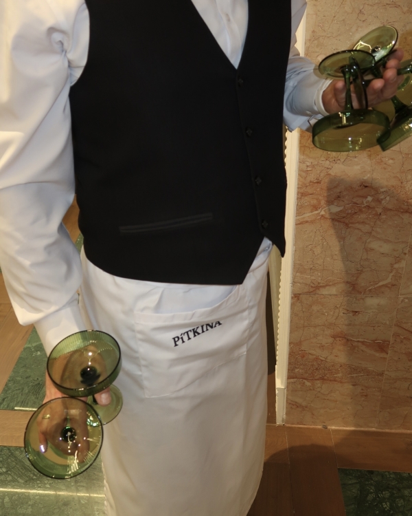 Разрисованная скатерть, каравай и литература. Детали открытия