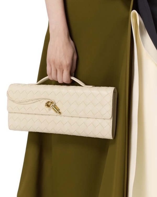 Клатч — то, что нужно невесте в