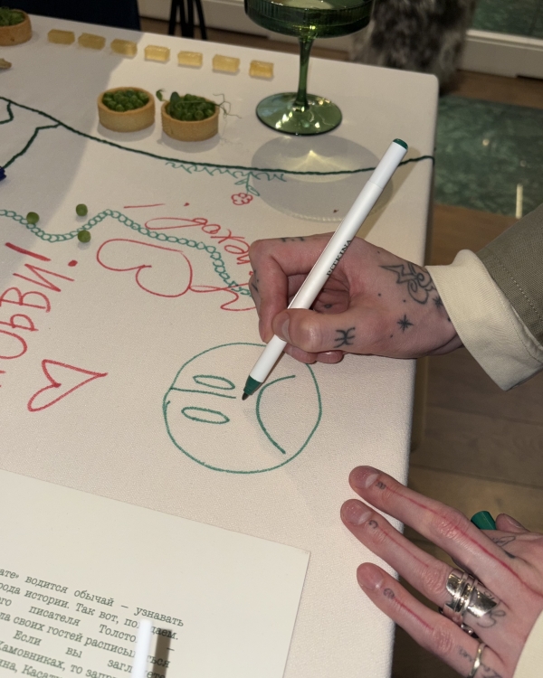 Разрисованная скатерть, каравай и литература. Детали открытия