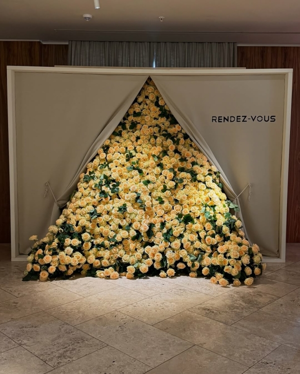 Башня из редиски, двухметровый торт и розы