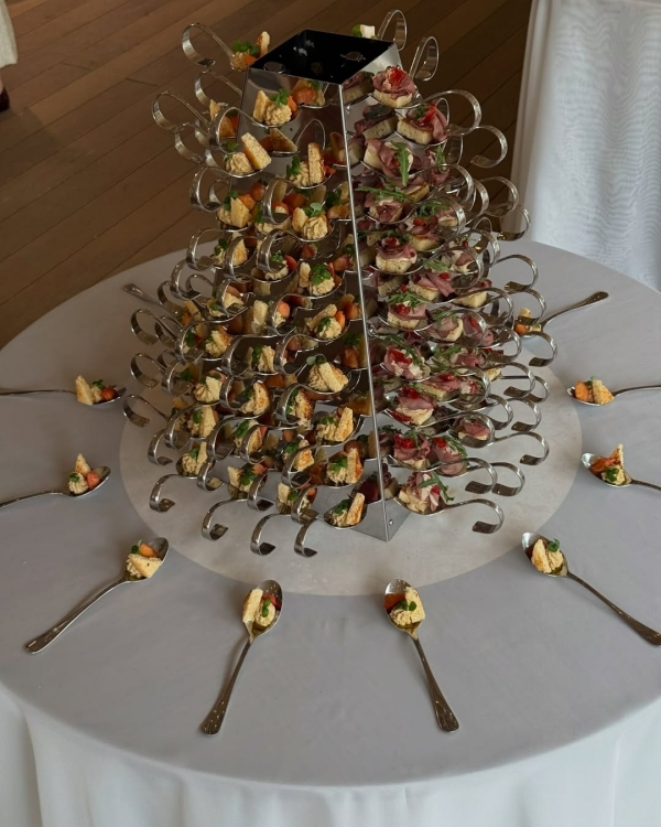 Башня из редиски, двухметровый торт и розы