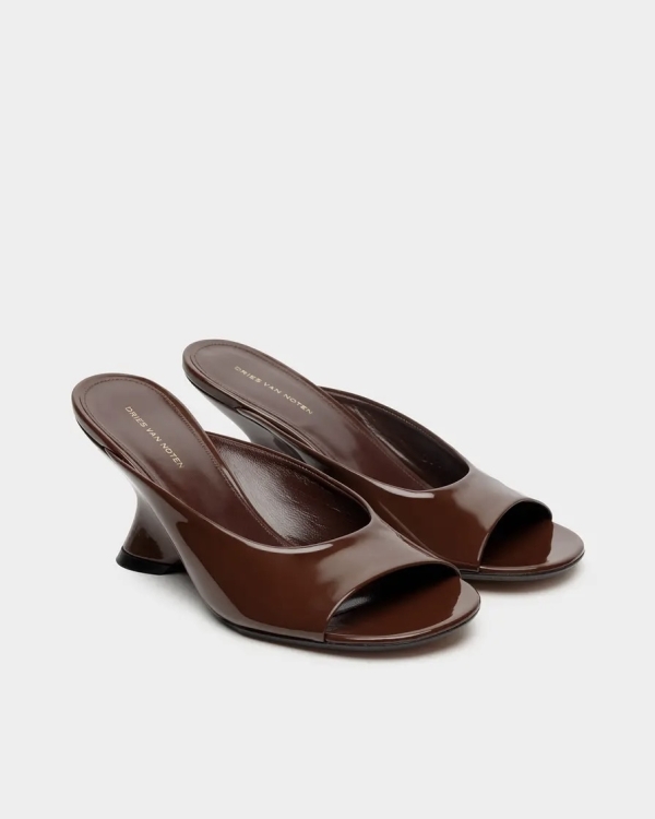 Не только вьетнамки. Какую обувь взять с