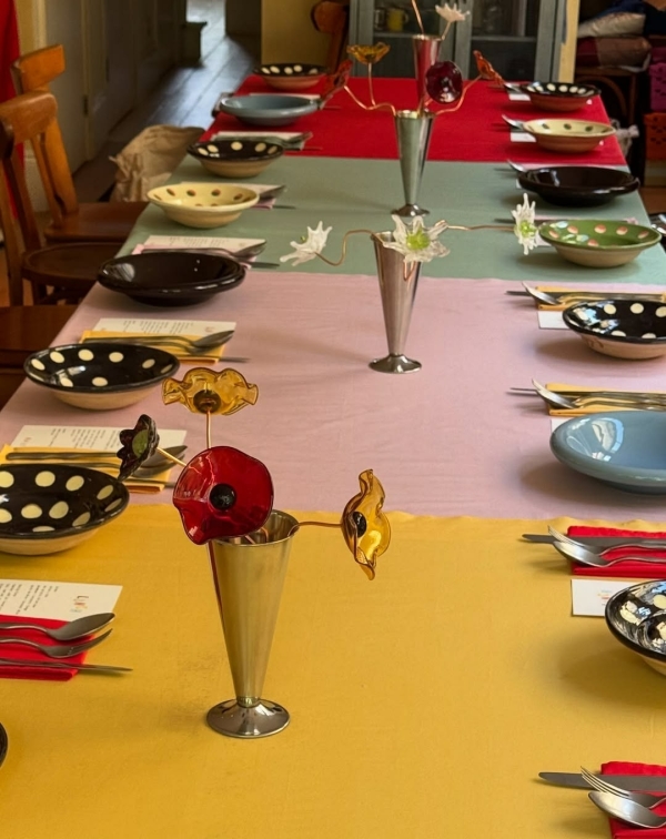 Total red ужин в готическом соборе от