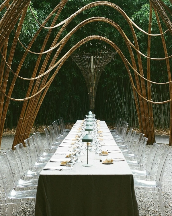 Total red ужин в готическом соборе от