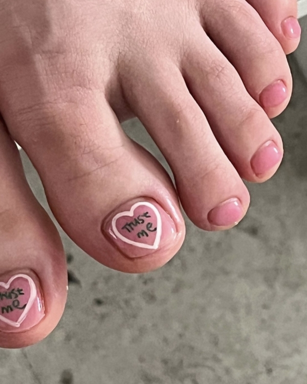 Летние тренды педикюра для невест — 2025