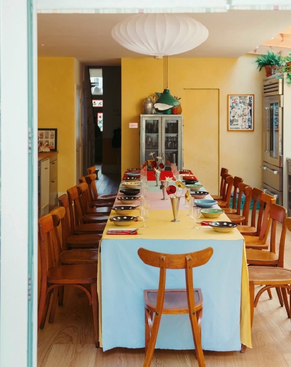 Total red ужин в готическом соборе от