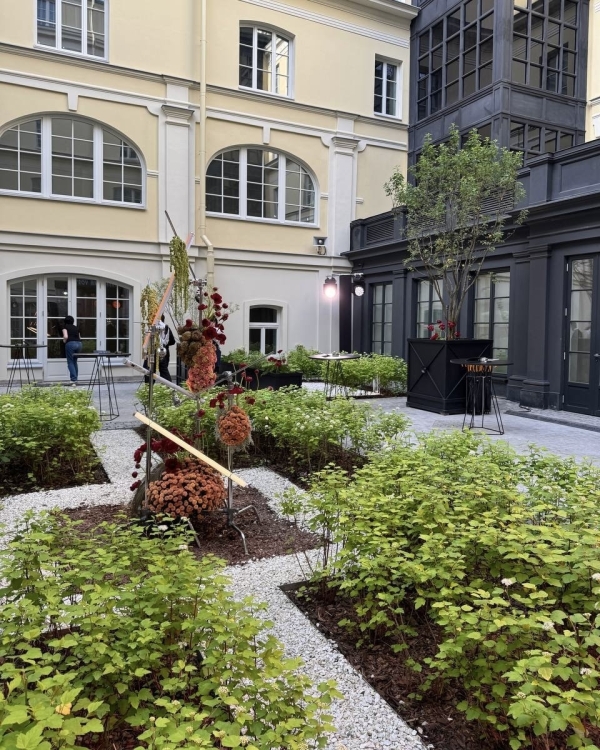 Total red ужин в готическом соборе от