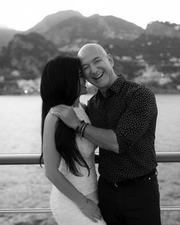 Джефф Безос и Лорен Санчес меняют свадебные