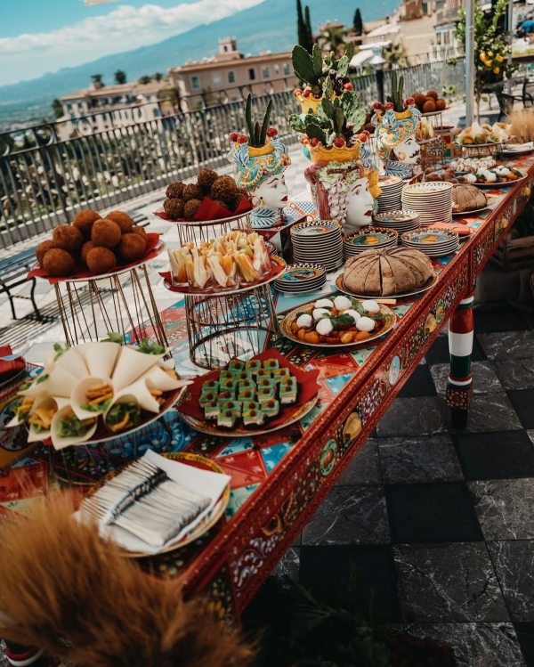 Как встретить лето? Устройте ужин с ярким