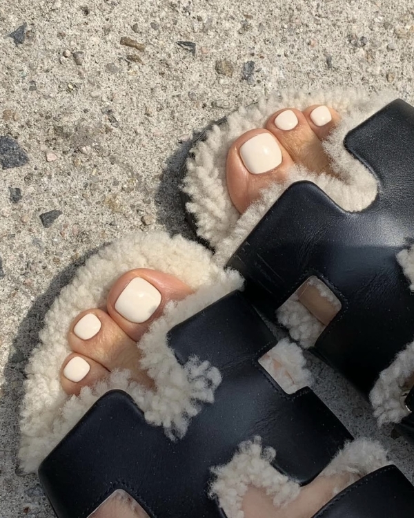 Летние тренды педикюра для невест — 2025