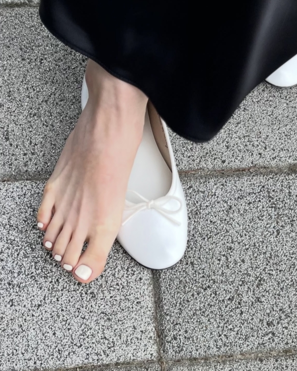 Летние тренды педикюра для невест — 2025