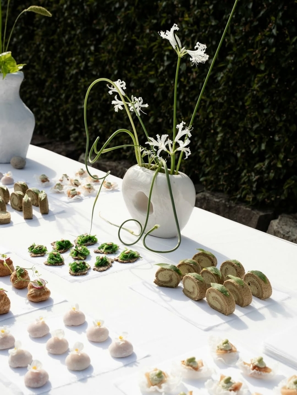 Total red ужин в готическом соборе от