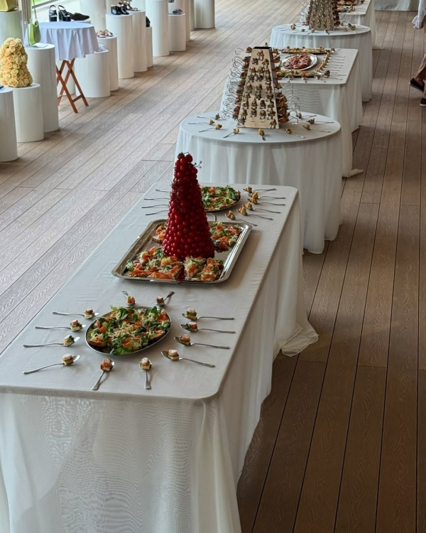 Башня из редиски, двухметровый торт и розы