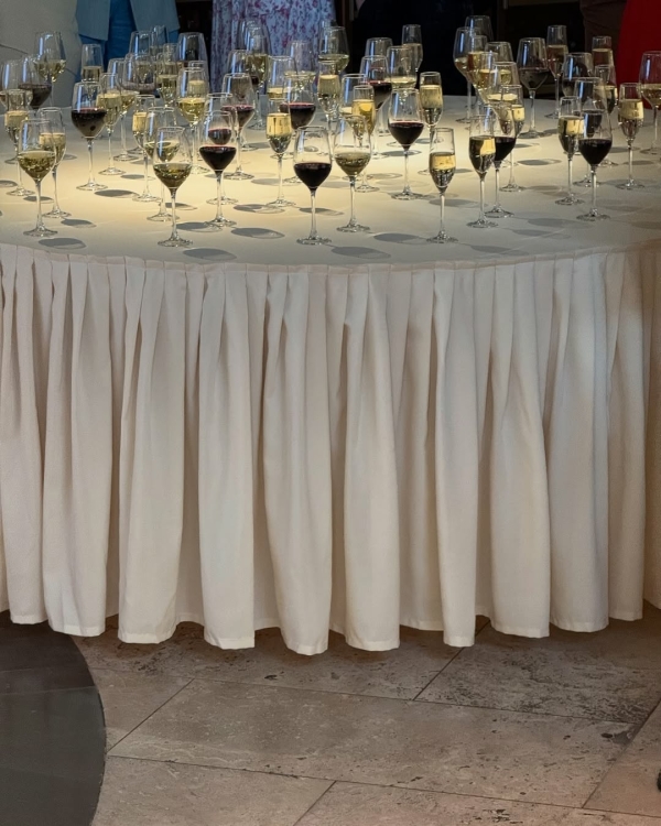 Башня из редиски, двухметровый торт и розы