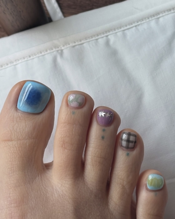 Летние тренды педикюра для невест — 2025