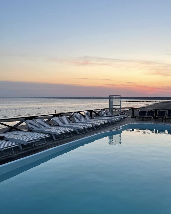 Лето в городе: лучшие пляжные клубы для