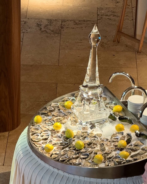 Башня из редиски, двухметровый торт и розы