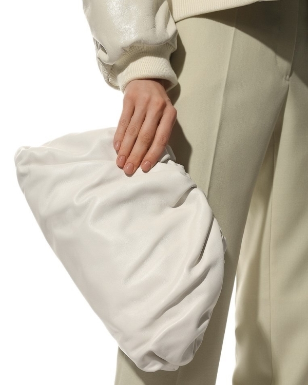 Клатч — то, что нужно невесте в