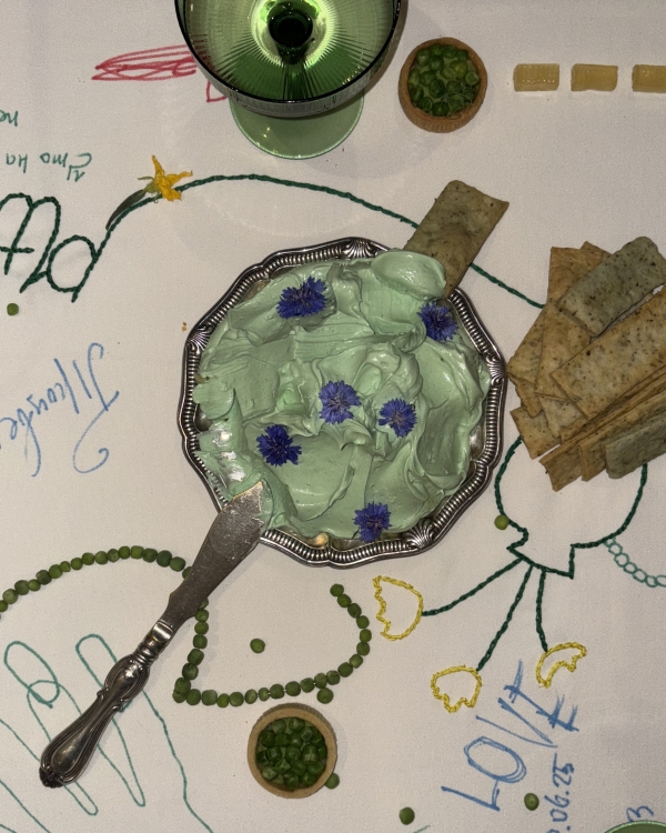 Разрисованная скатерть, каравай и литература. Детали открытия